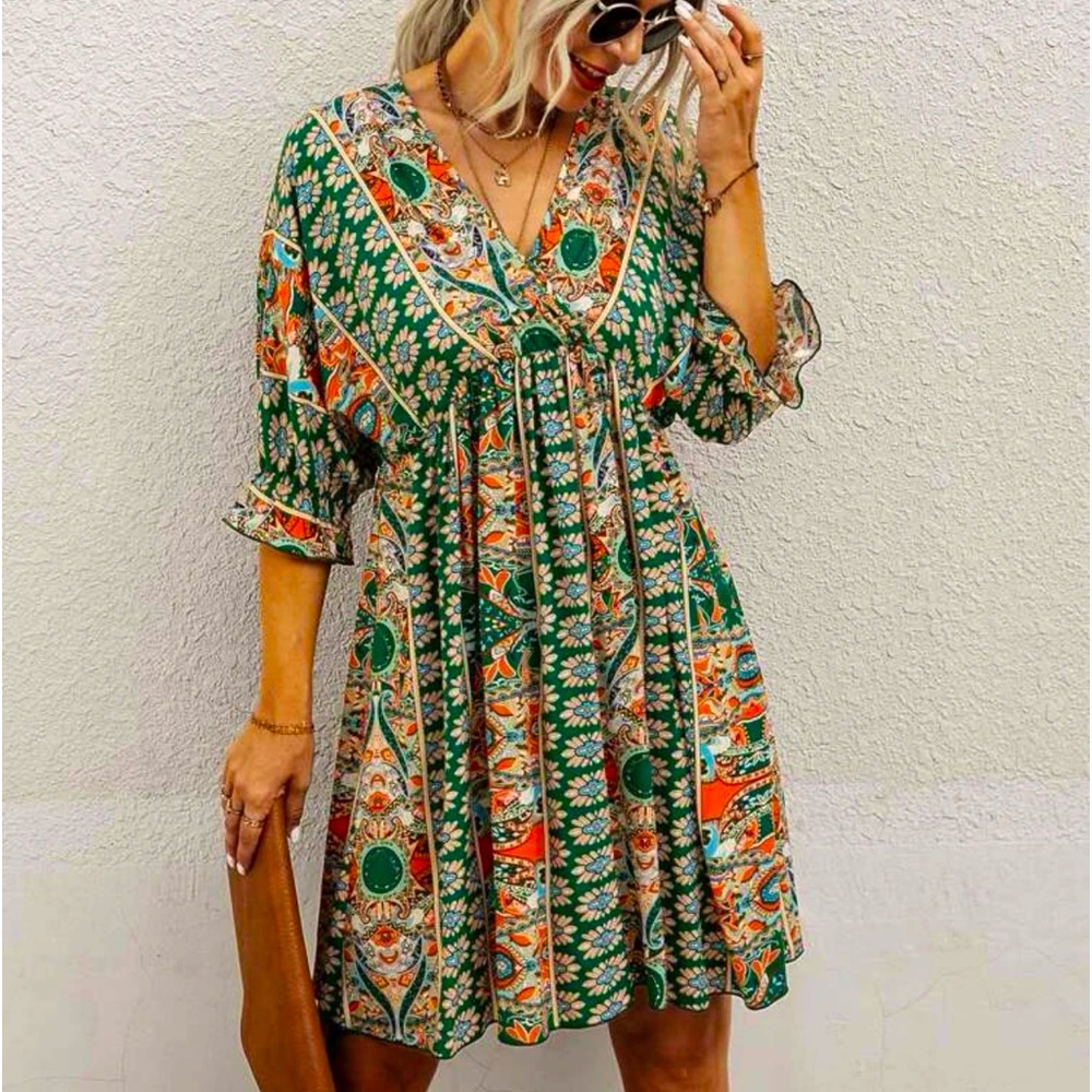 Fun and flirty pattern all over, light and flowy dress w/ tie in back. NEW